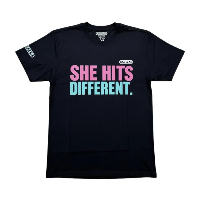 battle-astrofly-she-hits-different-t-shirt-baumwolle image 1